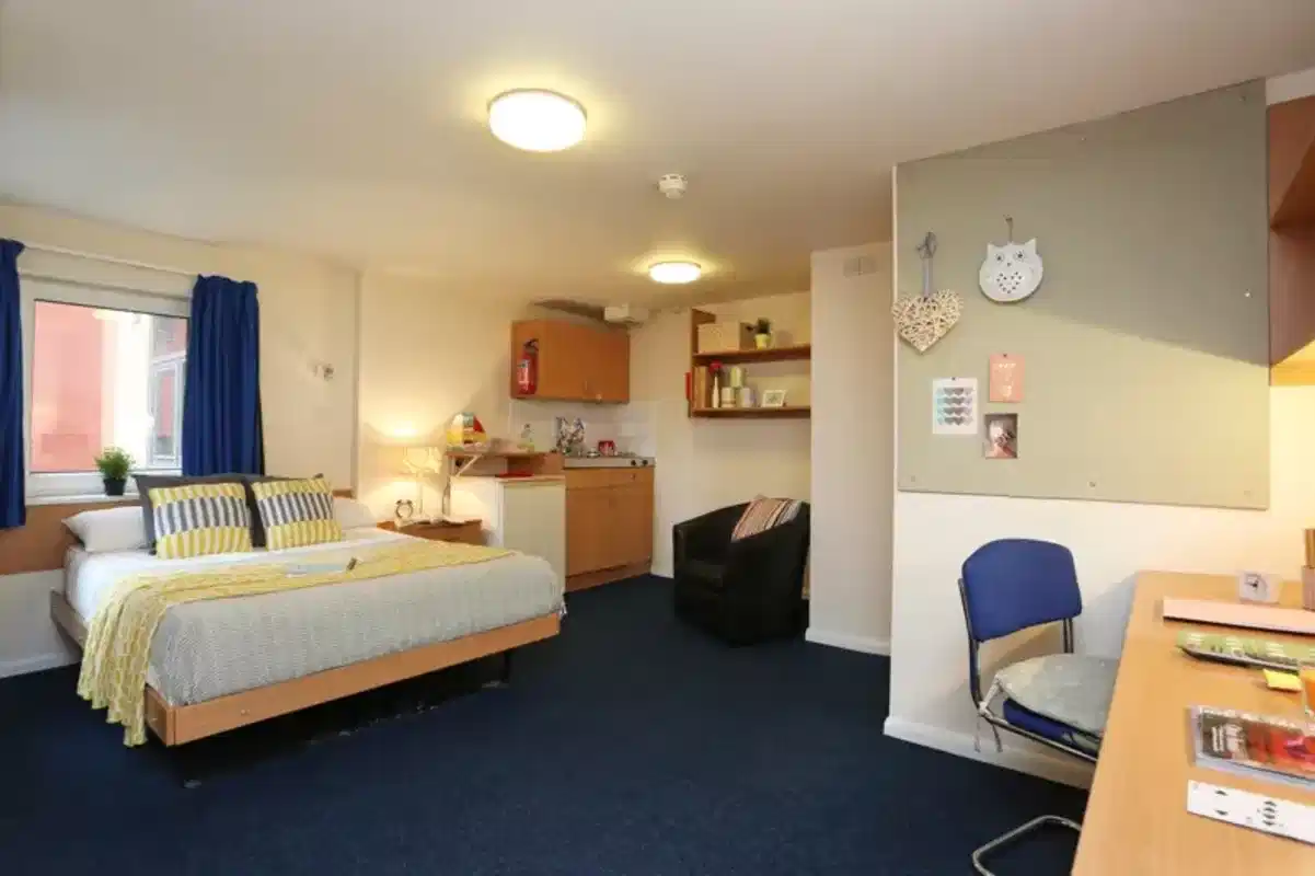 Common Area?w=400&h=260&fit=crop&q=40&auto=format&trim=auto