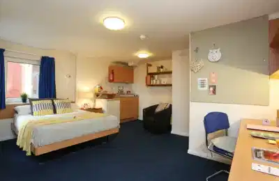 Common Area?w=400&h=260&fit=crop&q=40&auto=format&trim=auto