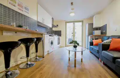 Daisybank Villas, Manchester - Manchester, England, United Kingdom - Kitchen