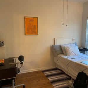 Exterior?w=400&h=260&fit=crop&q=40&auto=format&trim=auto