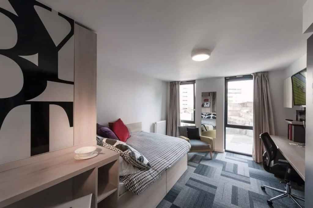 Common Area?w=400&h=260&fit=crop&q=40&auto=format&trim=auto