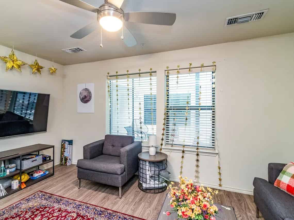 Exterior?w=400&h=260&fit=crop&q=40&auto=format&trim=auto