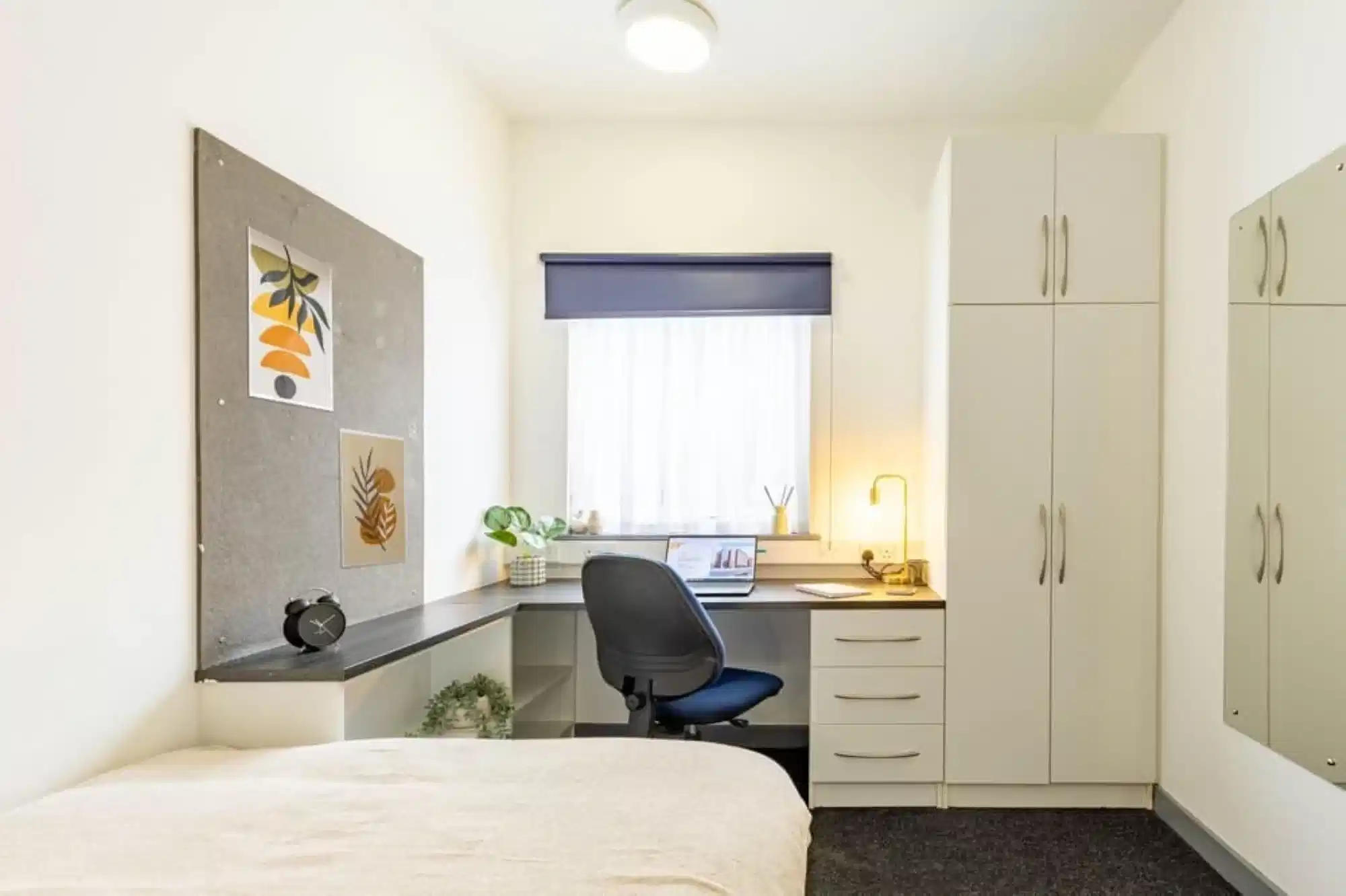 Bedroom?w=400&h=260&fit=crop&q=40&auto=format&trim=auto