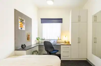 Bedroom?w=400&h=260&fit=crop&q=40&auto=format&trim=auto