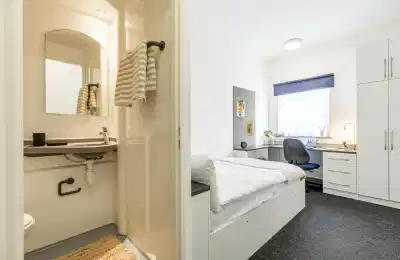 Bedroom?w=400&h=260&fit=crop&q=40&auto=format&trim=auto