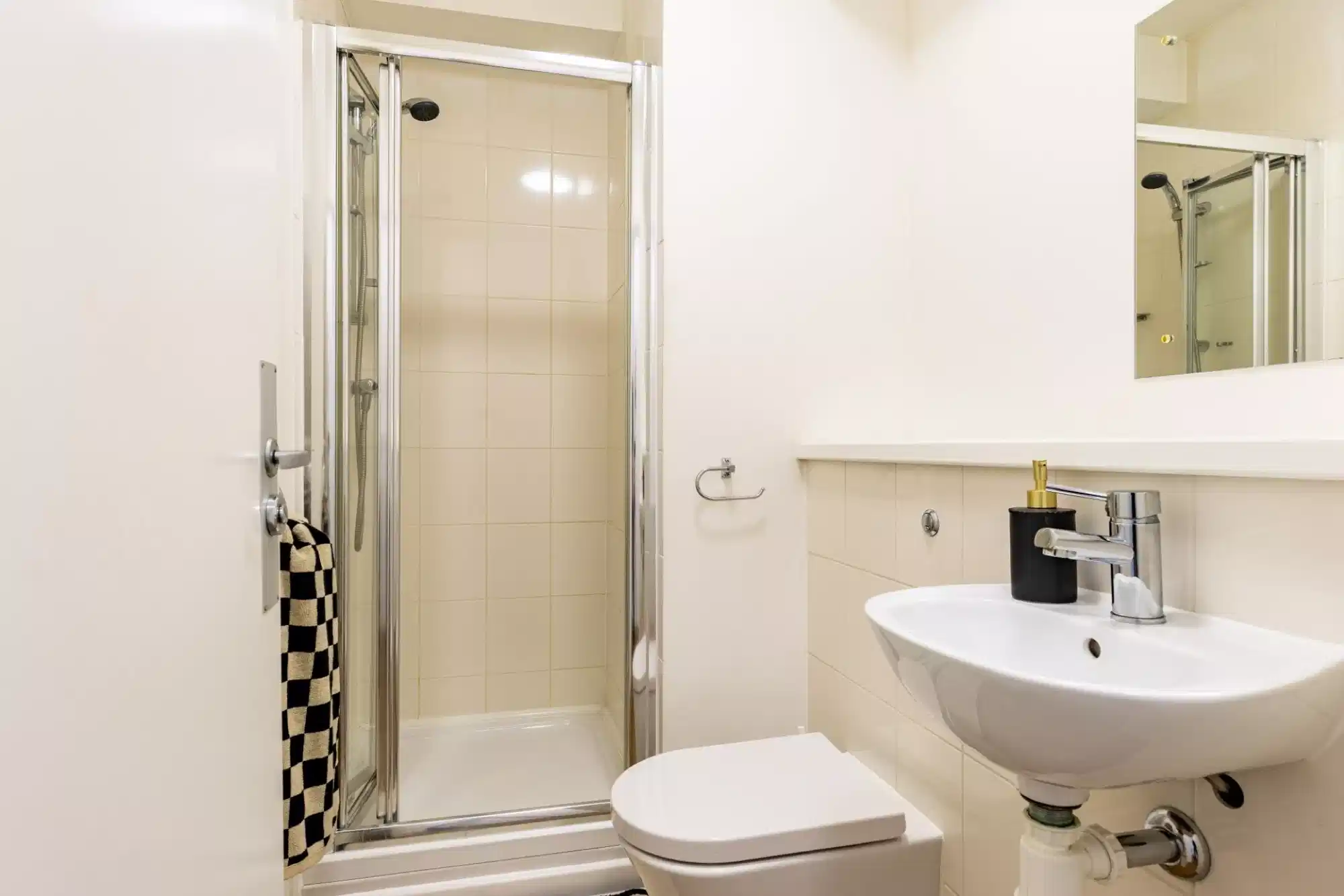 Exterior?w=400&h=260&fit=crop&q=40&auto=format&trim=auto