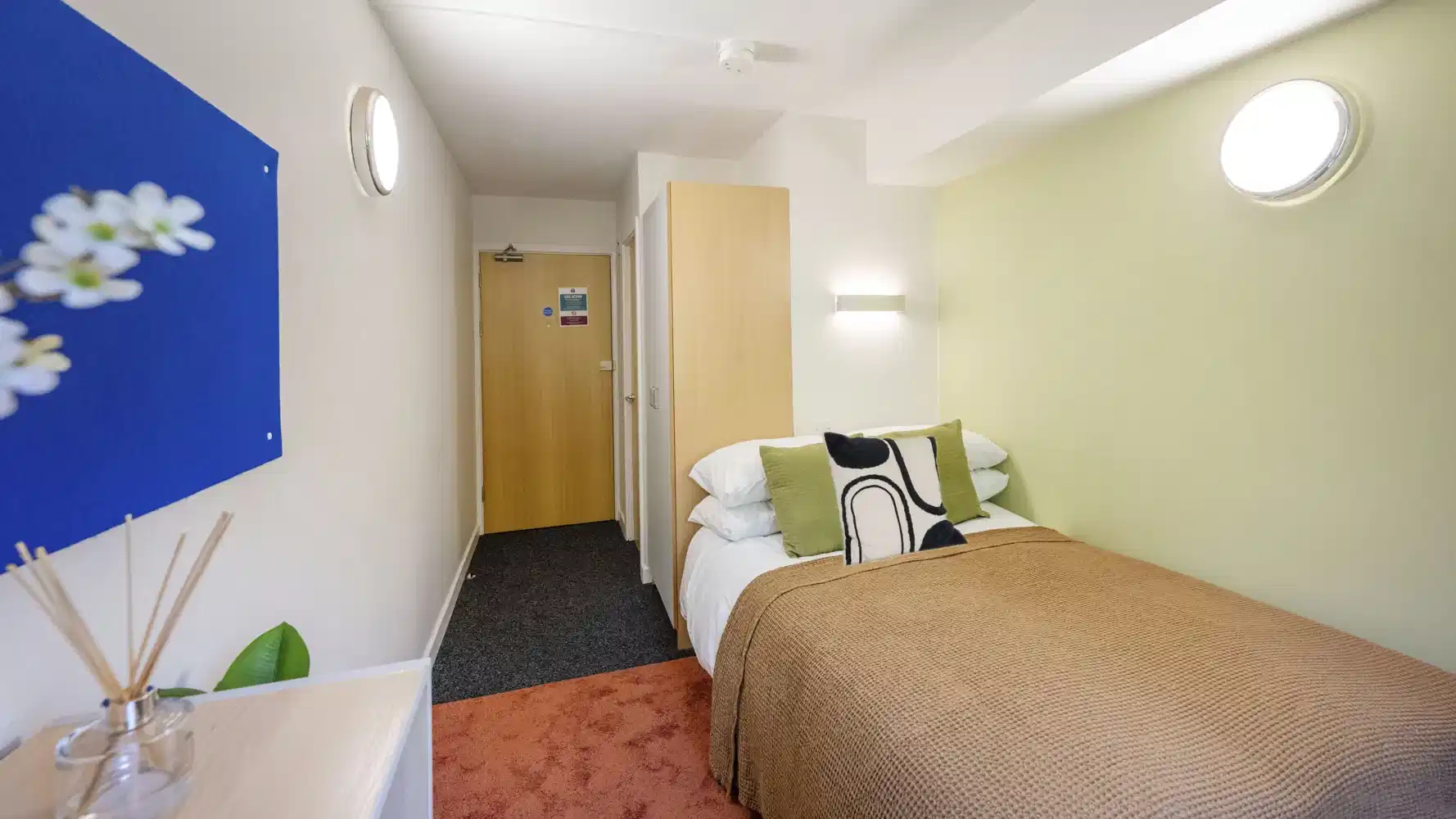 Exterior?w=400&h=260&fit=crop&q=40&auto=format&trim=auto