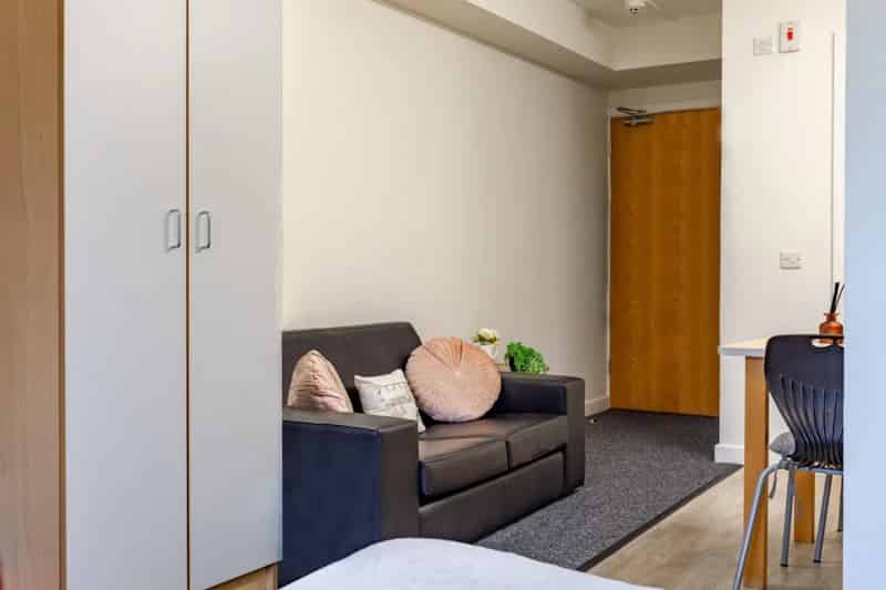 Exterior?w=400&h=260&fit=crop&q=40&auto=format&trim=auto