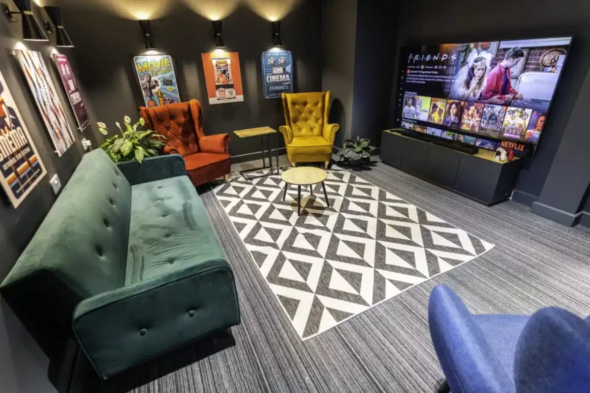 Common Area?w=400&h=260&fit=crop&q=40&auto=format&trim=auto