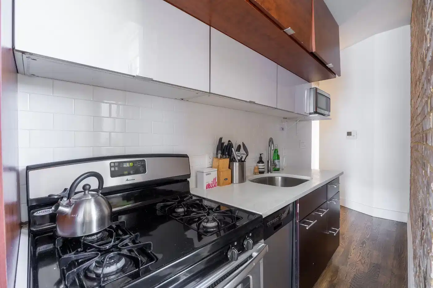 Exterior?w=400&h=260&fit=crop&q=40&auto=format&trim=auto