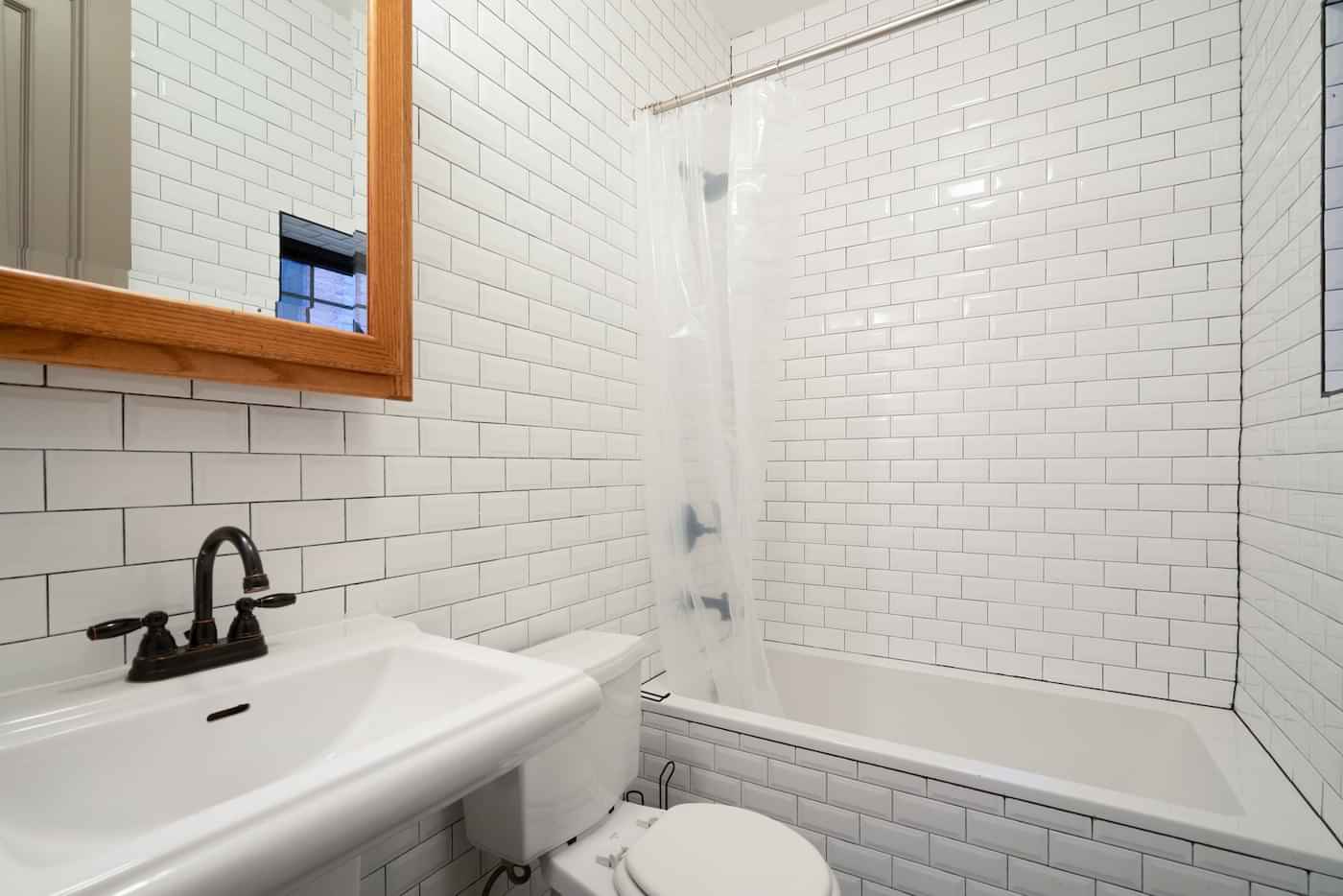 Exterior?w=400&h=260&fit=crop&q=40&auto=format&trim=auto