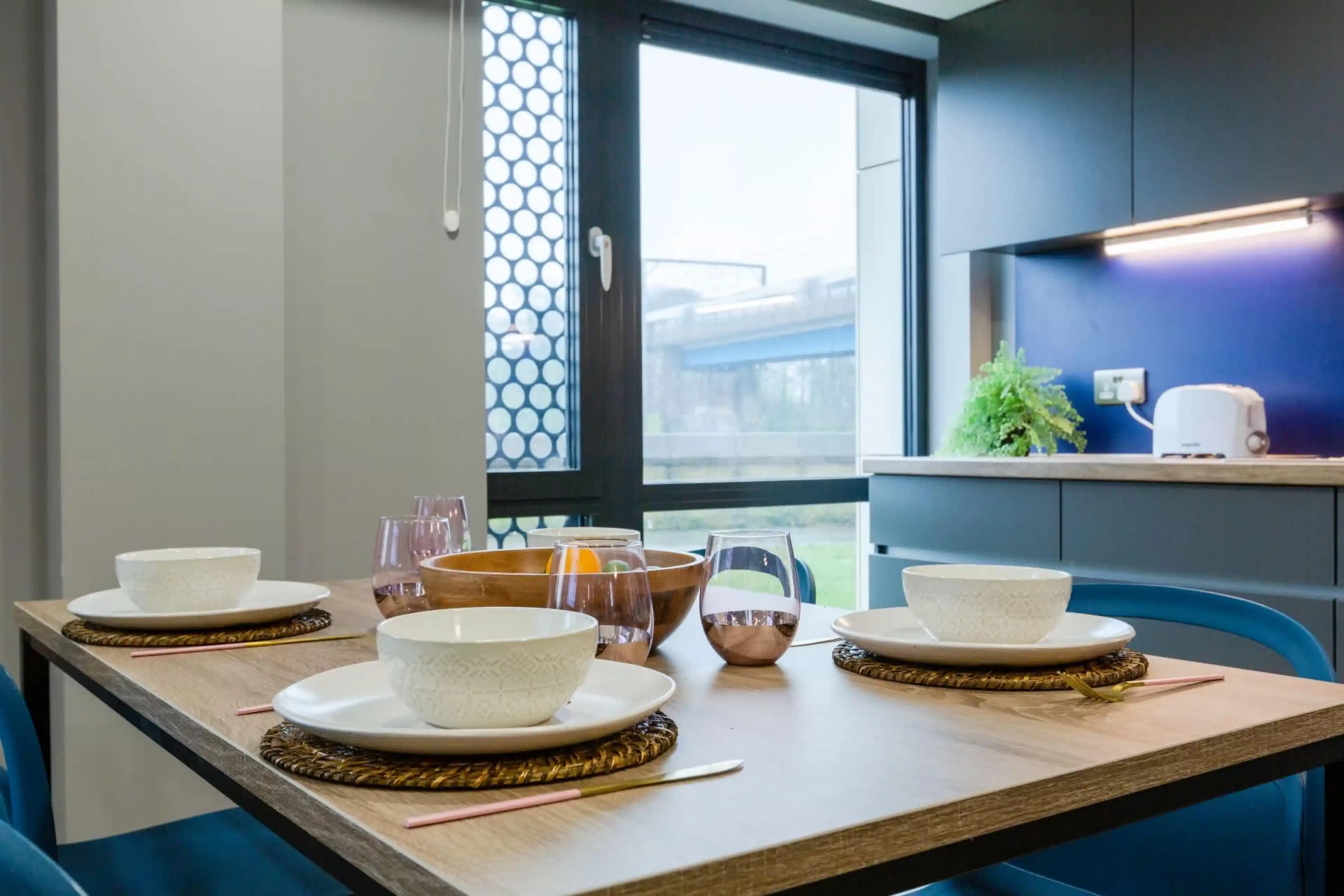 Exterior?w=400&h=260&fit=crop&q=40&auto=format&trim=auto