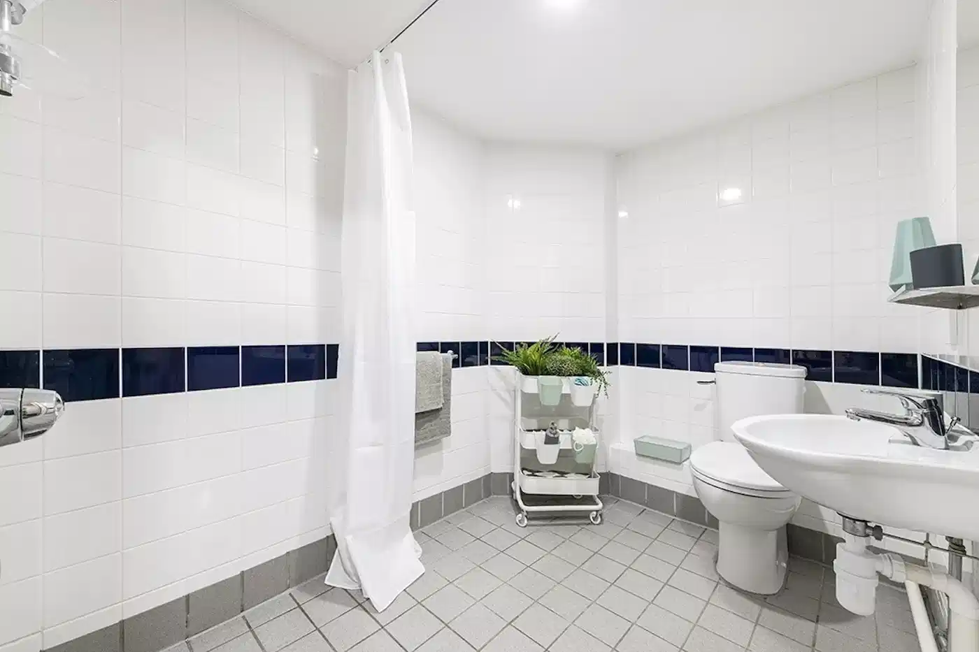 Amenities?w=400&h=260&fit=crop&q=40&auto=format&trim=auto