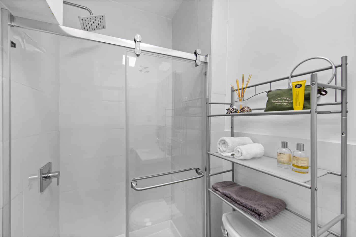 Common Area?w=400&h=260&fit=crop&q=40&auto=format&trim=auto