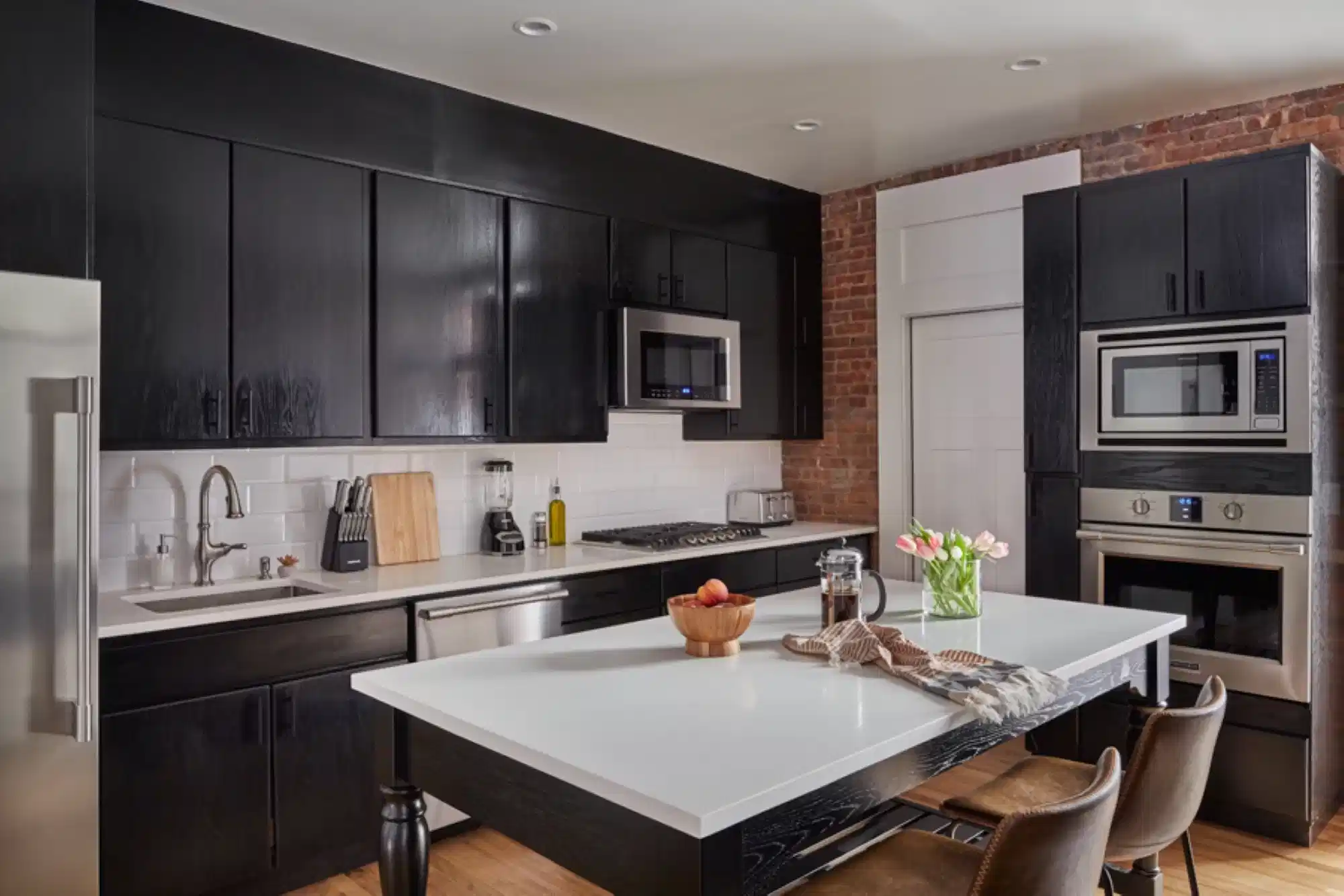 Exterior?w=400&h=260&fit=crop&q=40&auto=format&trim=auto