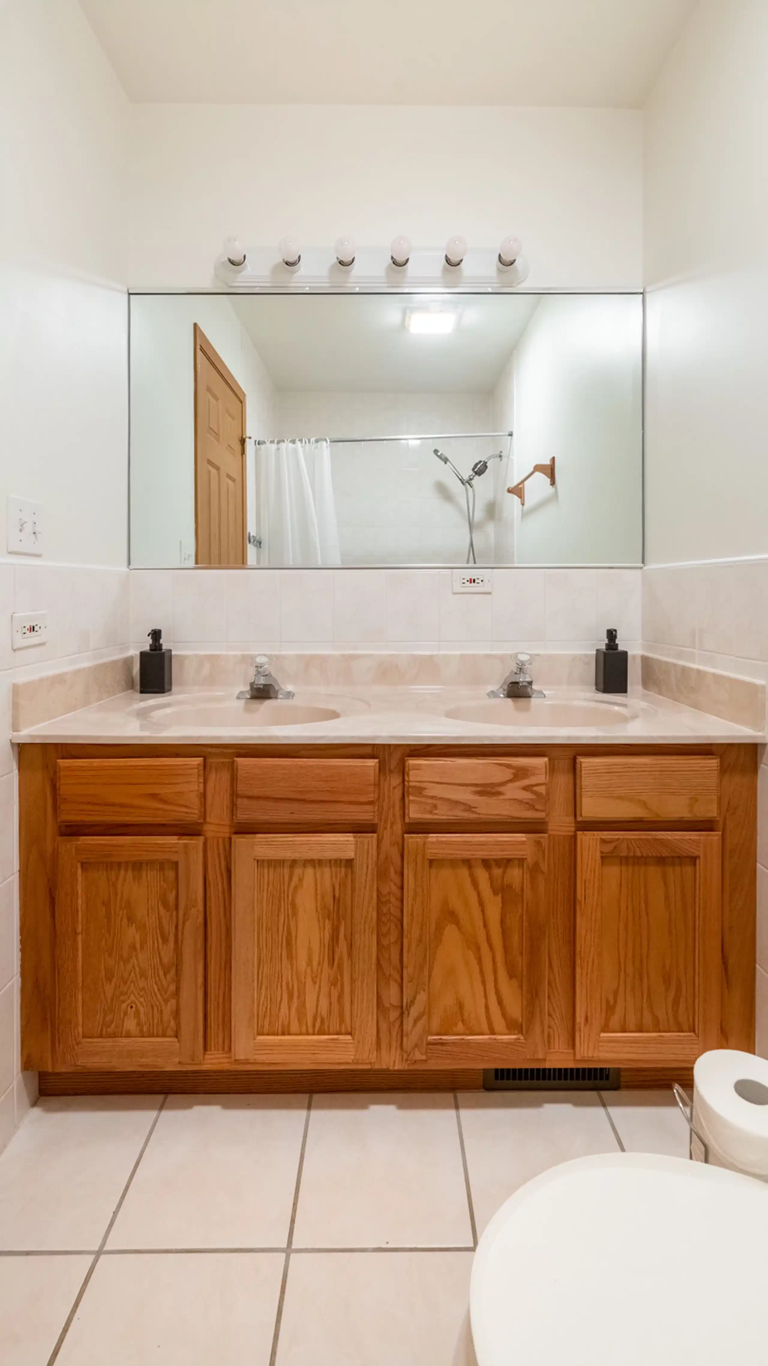 #1632B : Chinatown - Common Area?w=400&h=260&fit=crop&q=40&auto=format&trim=auto