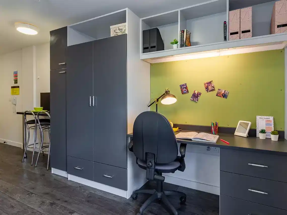 Common Area?w=400&h=260&fit=crop&q=40&auto=format&trim=auto