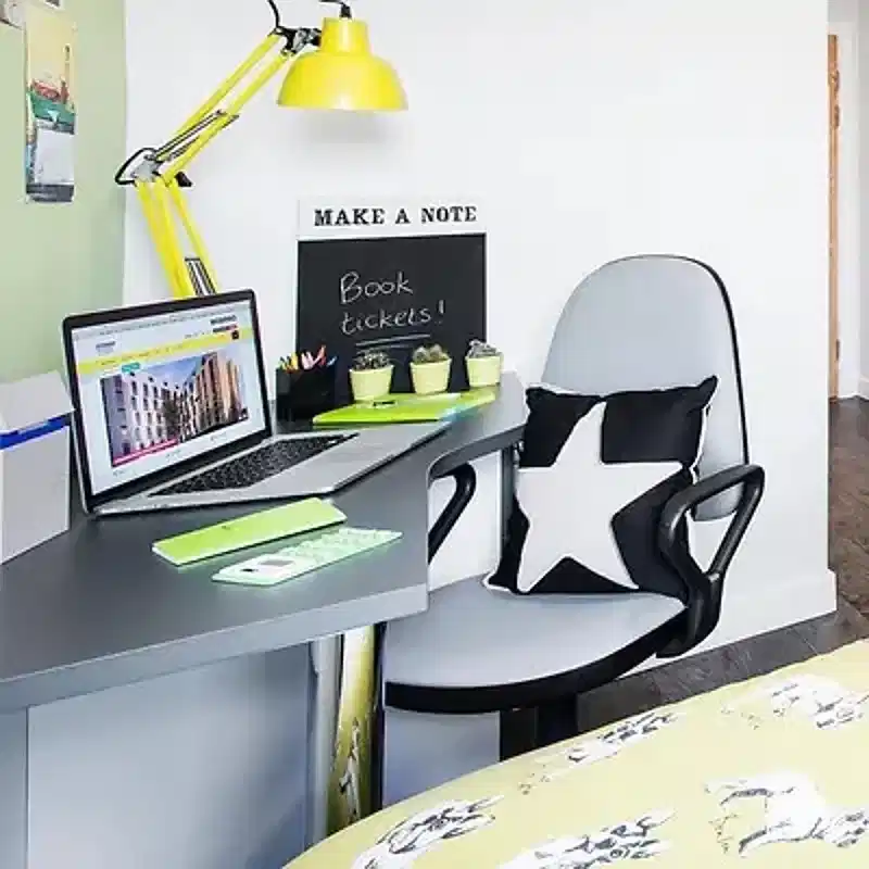 Common Area?w=400&h=260&fit=crop&q=40&auto=format&trim=auto