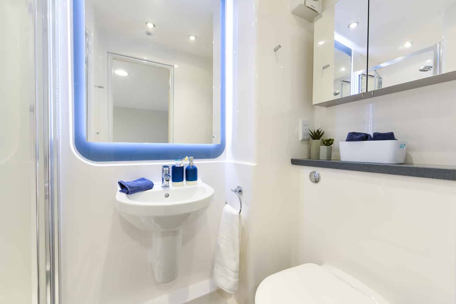 Common Area?w=400&h=260&fit=crop&q=40&auto=format&trim=auto