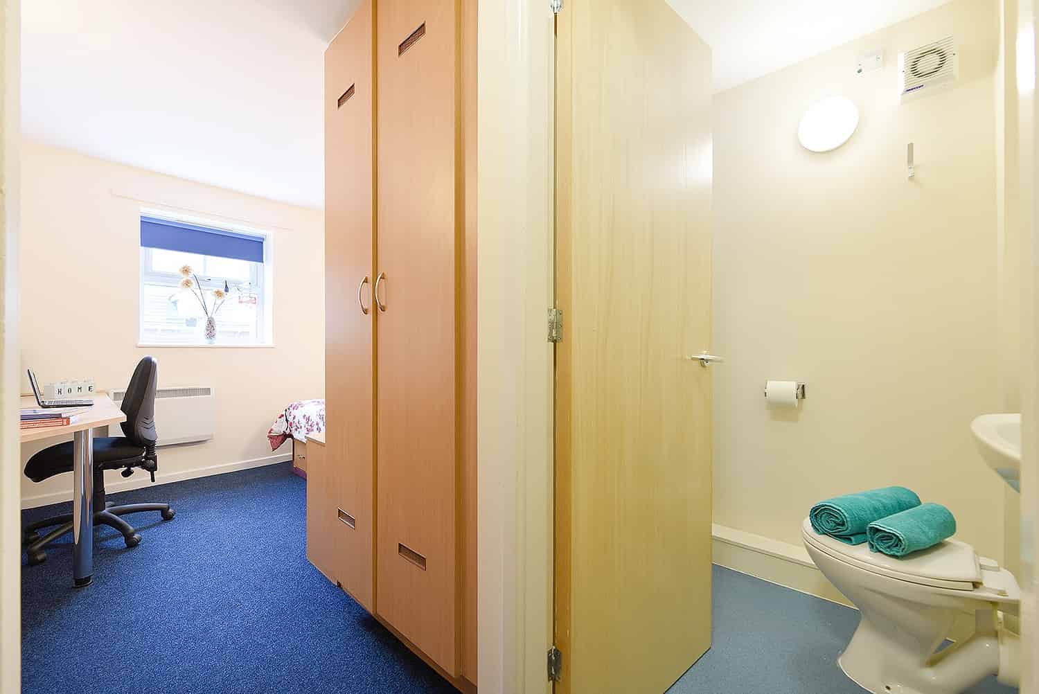 Exterior?w=400&h=260&fit=crop&q=40&auto=format&trim=auto