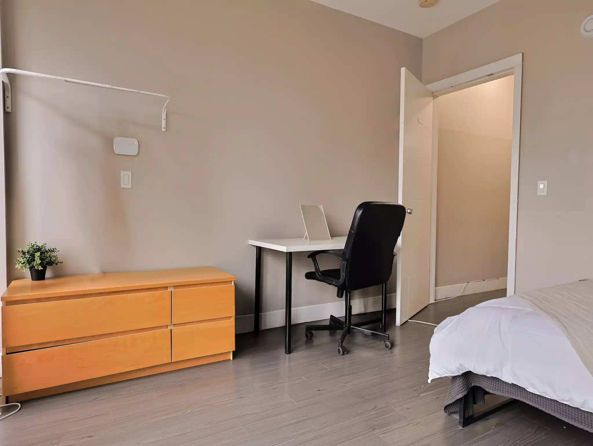 Exterior?w=400&h=260&fit=crop&q=40&auto=format&trim=auto