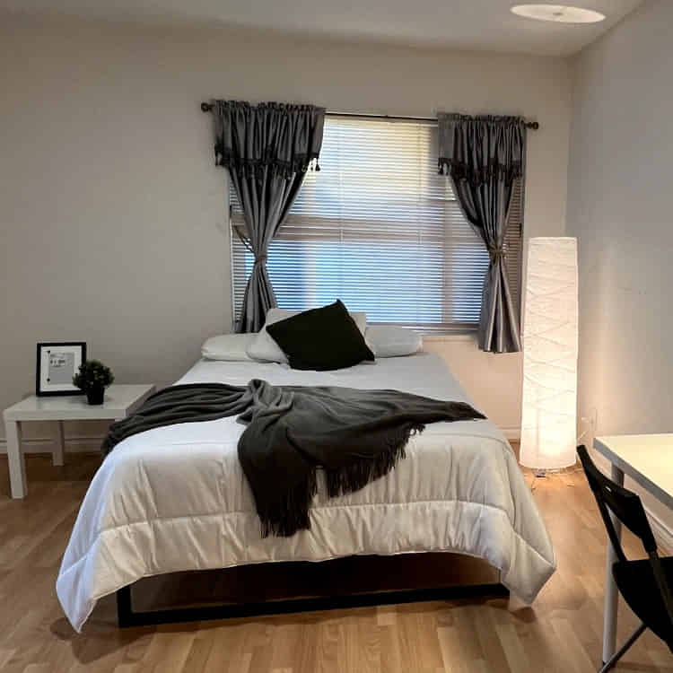 Exterior?w=400&h=260&fit=crop&q=40&auto=format&trim=auto