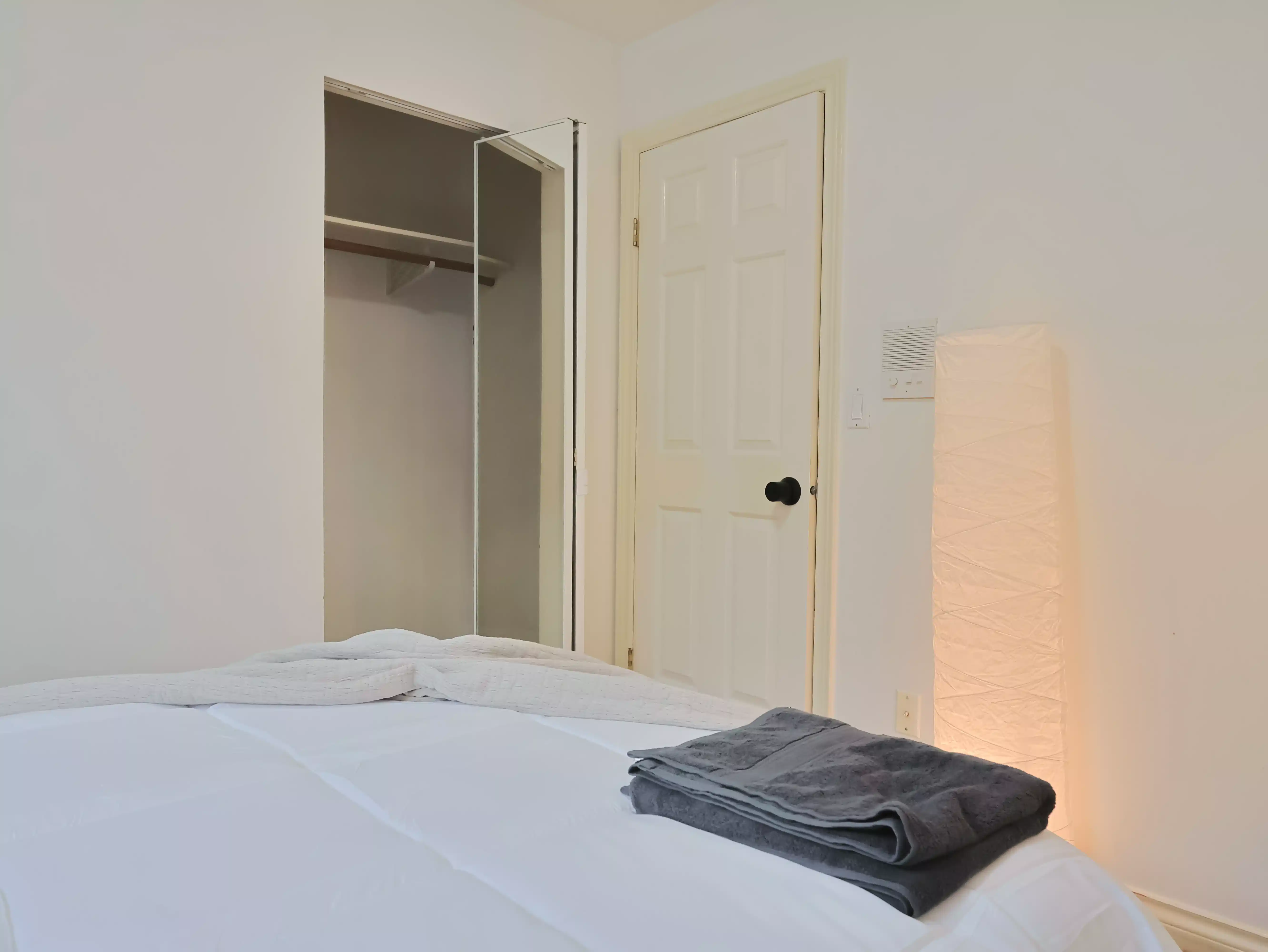 Exterior?w=400&h=260&fit=crop&q=40&auto=format&trim=auto