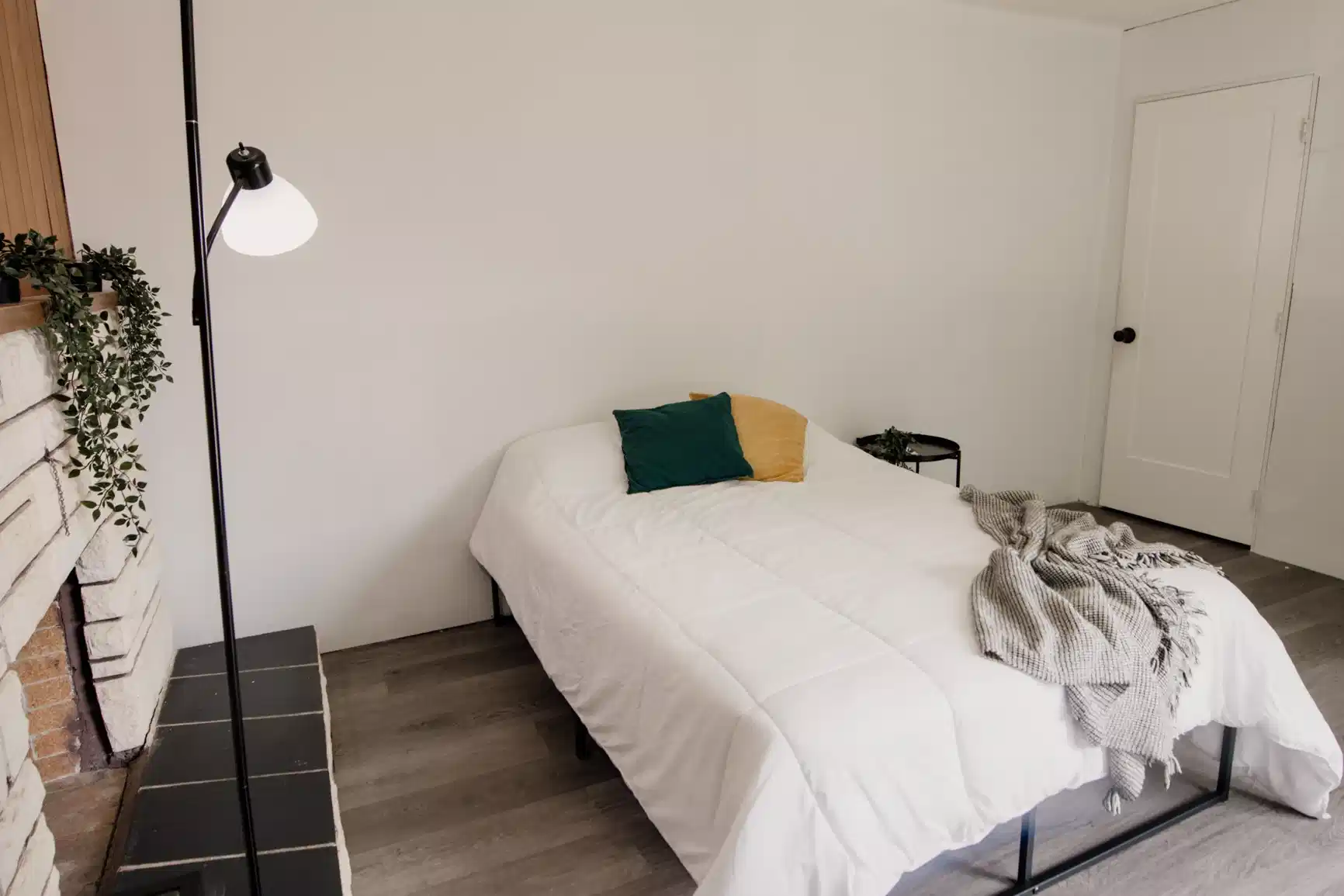 Exterior?w=400&h=260&fit=crop&q=40&auto=format&trim=auto