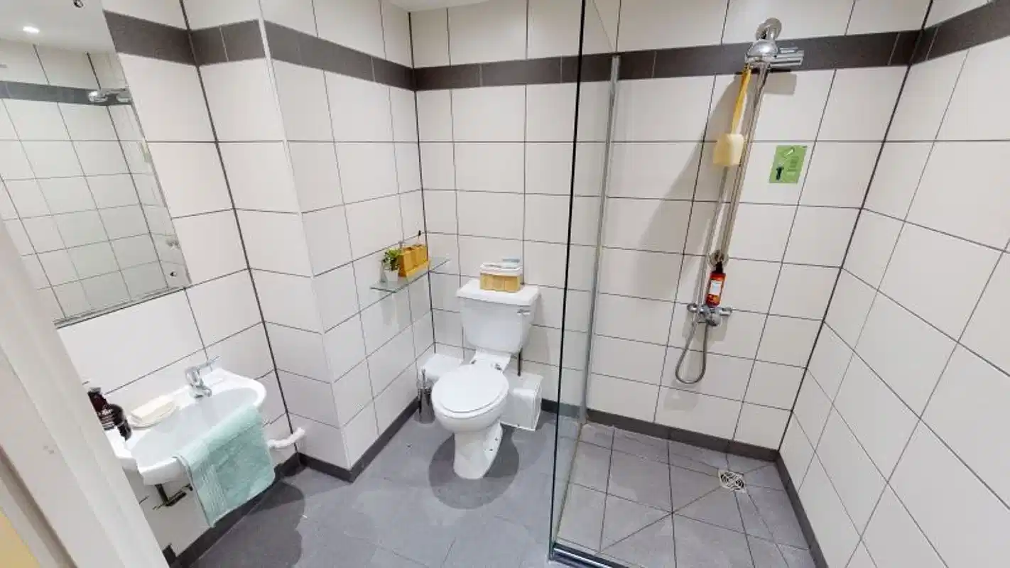 Exterior?w=400&h=260&fit=crop&q=40&auto=format&trim=auto