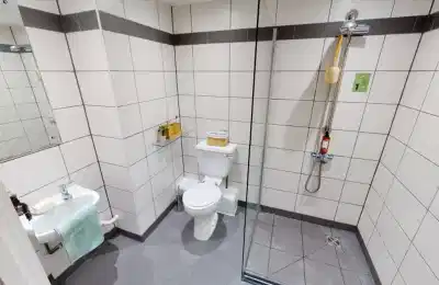 Common Area?w=400&h=260&fit=crop&q=40&auto=format&trim=auto