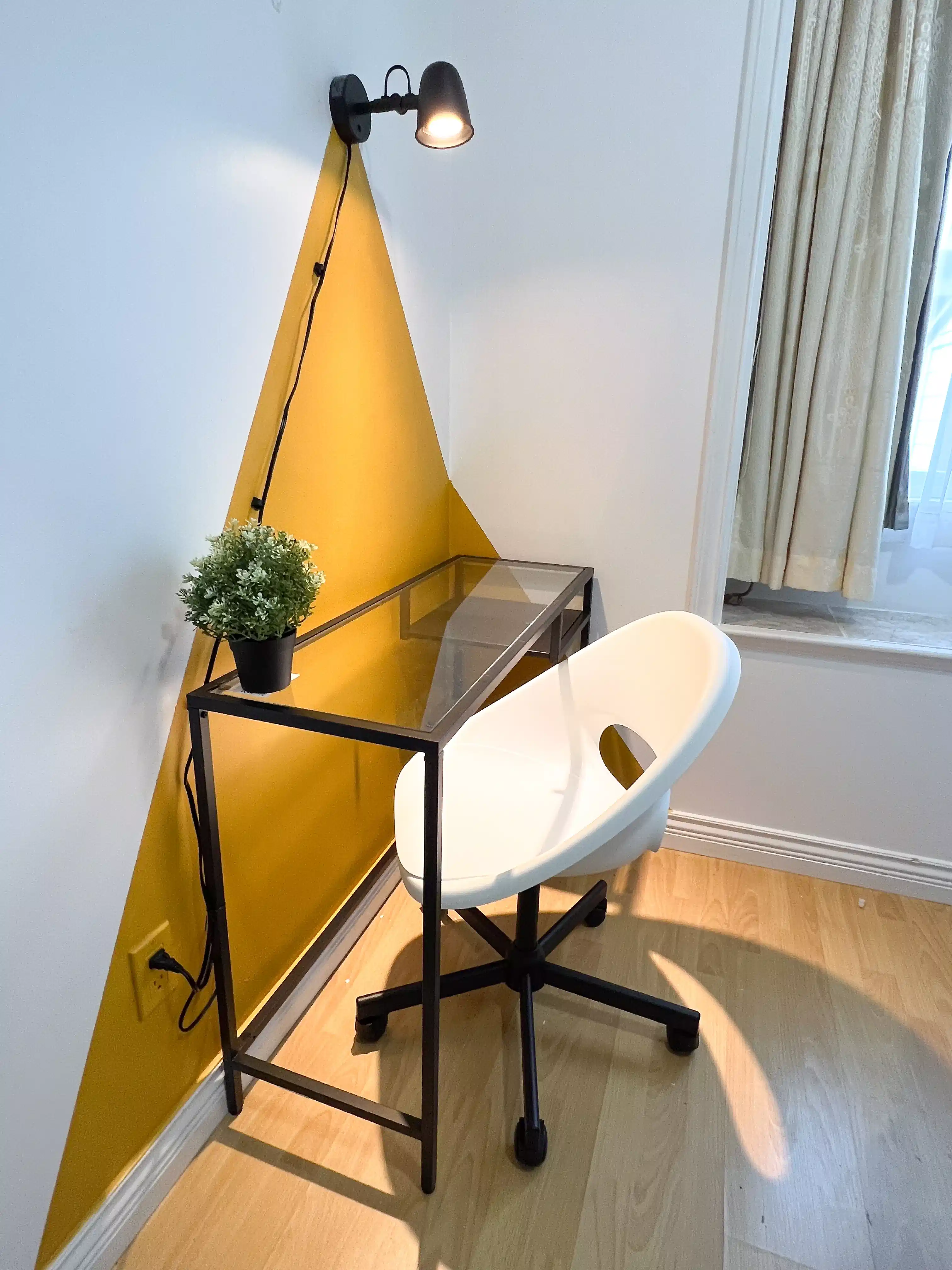 Exterior?w=400&h=260&fit=crop&q=40&auto=format&trim=auto