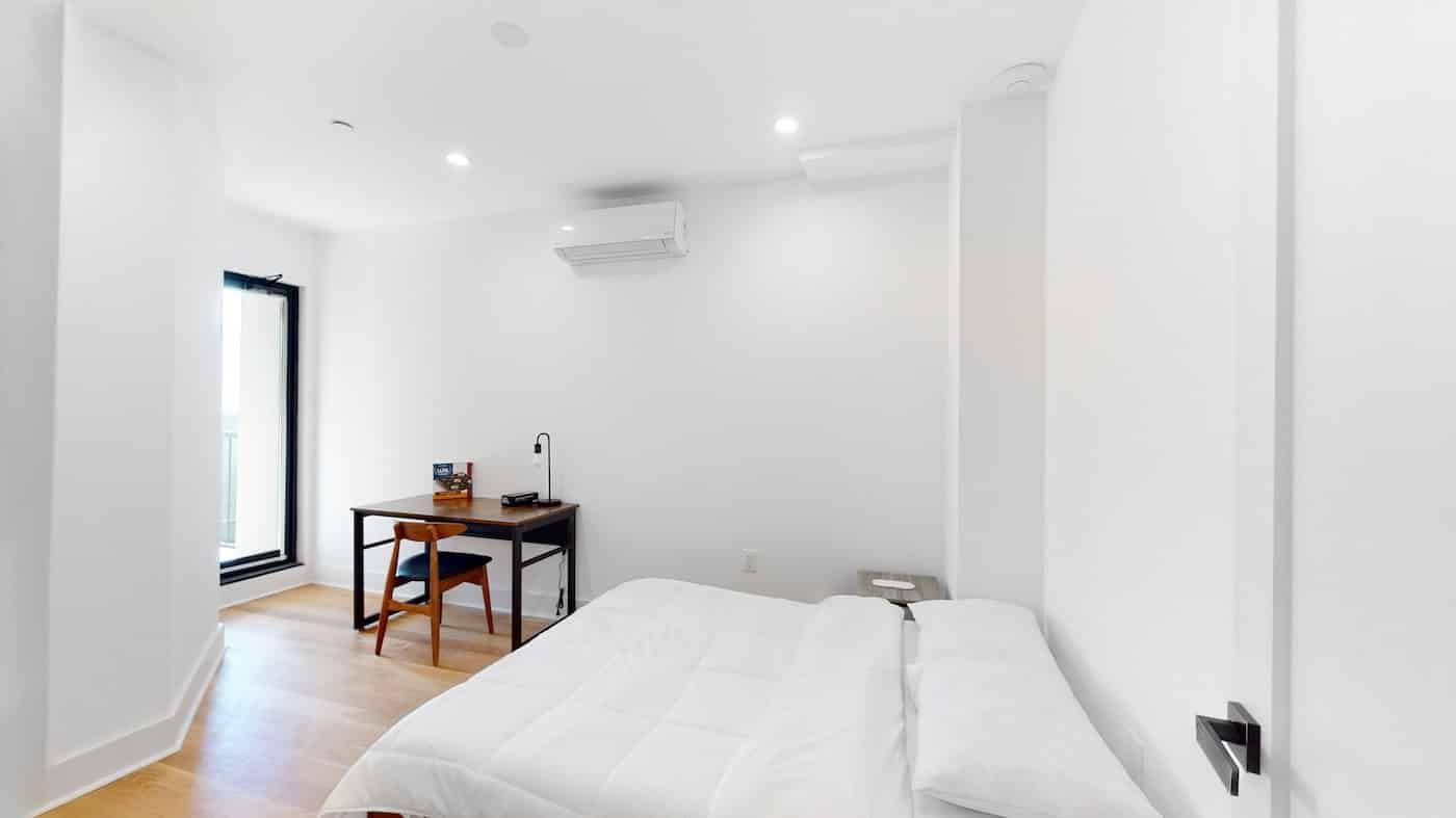 Exterior?w=400&h=260&fit=crop&q=40&auto=format&trim=auto