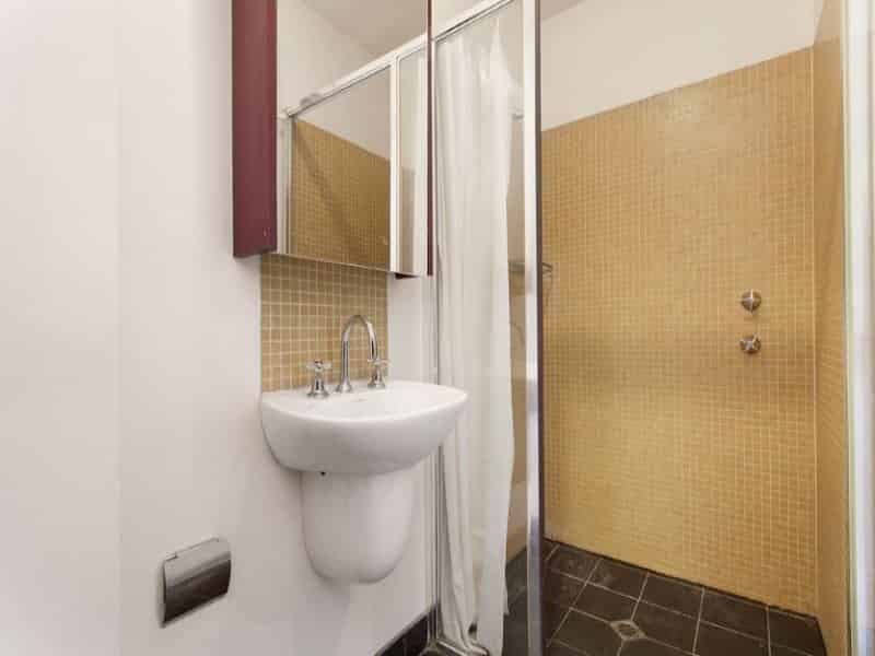 ?w=400&h=260&fit=crop&q=40&auto=format&trim=auto