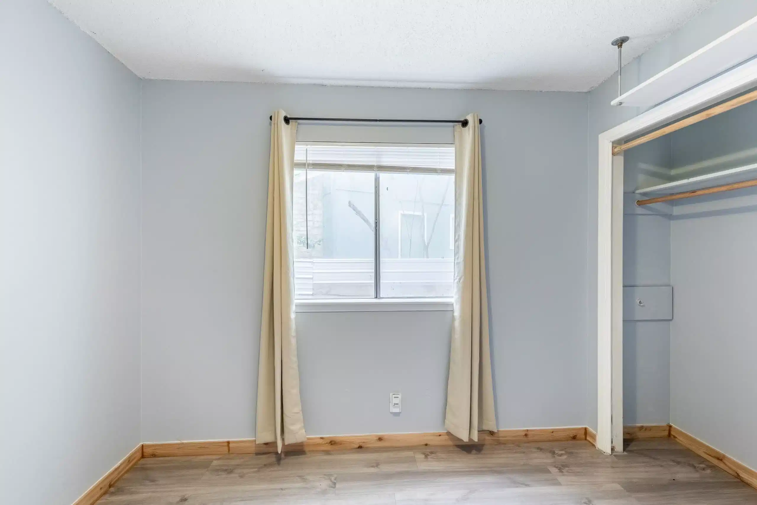 Common Area?w=400&h=260&fit=crop&q=40&auto=format&trim=auto