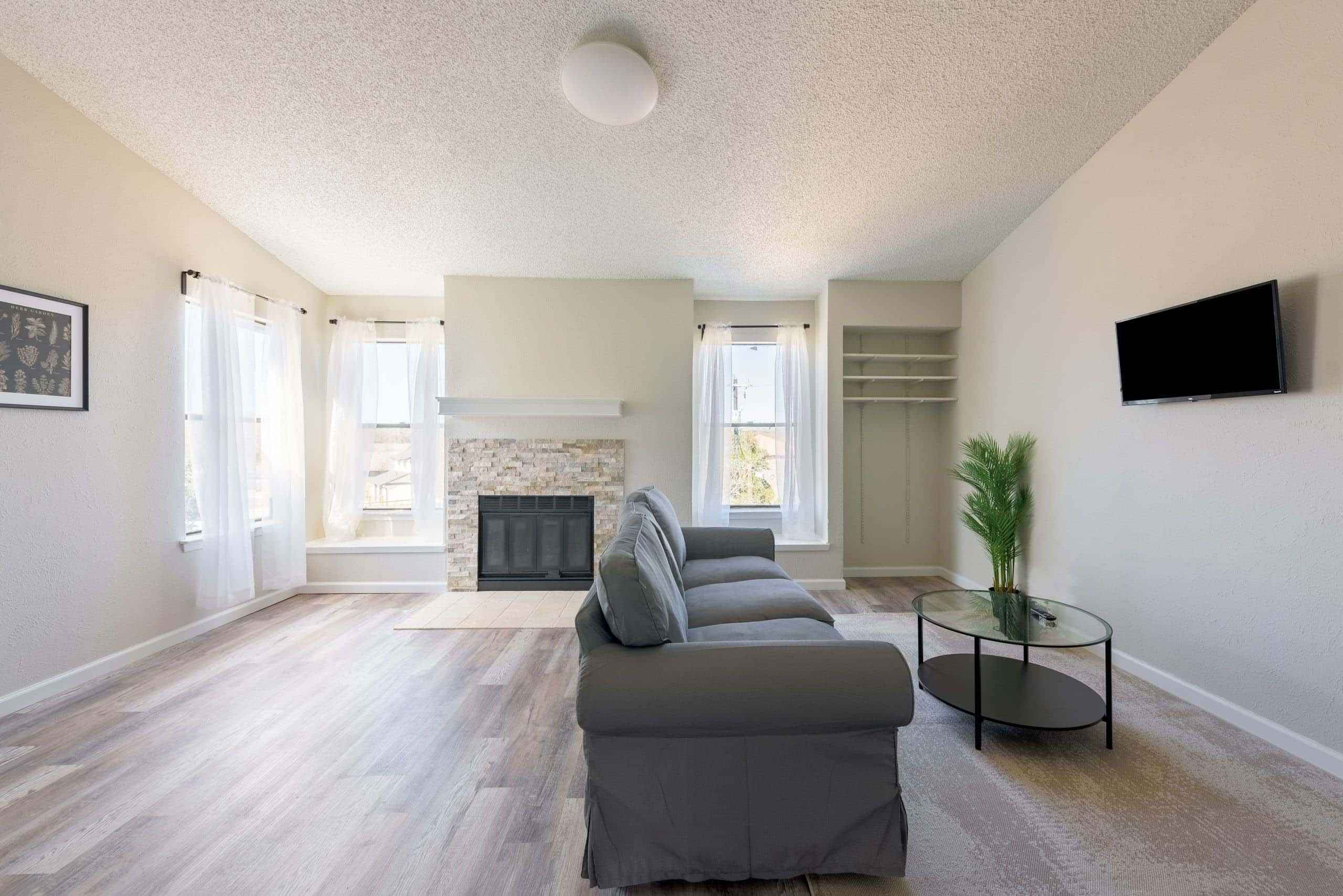 Common Area?w=400&h=260&fit=crop&q=40&auto=format&trim=auto