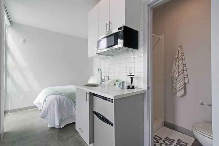 Exterior?w=400&h=260&fit=crop&q=40&auto=format&trim=auto