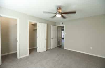 Exterior?w=400&h=260&fit=crop&q=40&auto=format&trim=auto