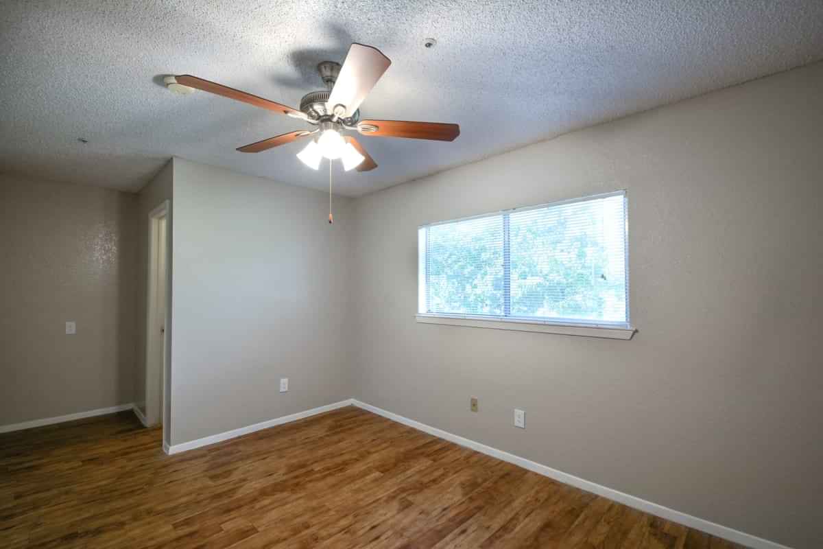 Exterior?w=400&h=260&fit=crop&q=40&auto=format&trim=auto