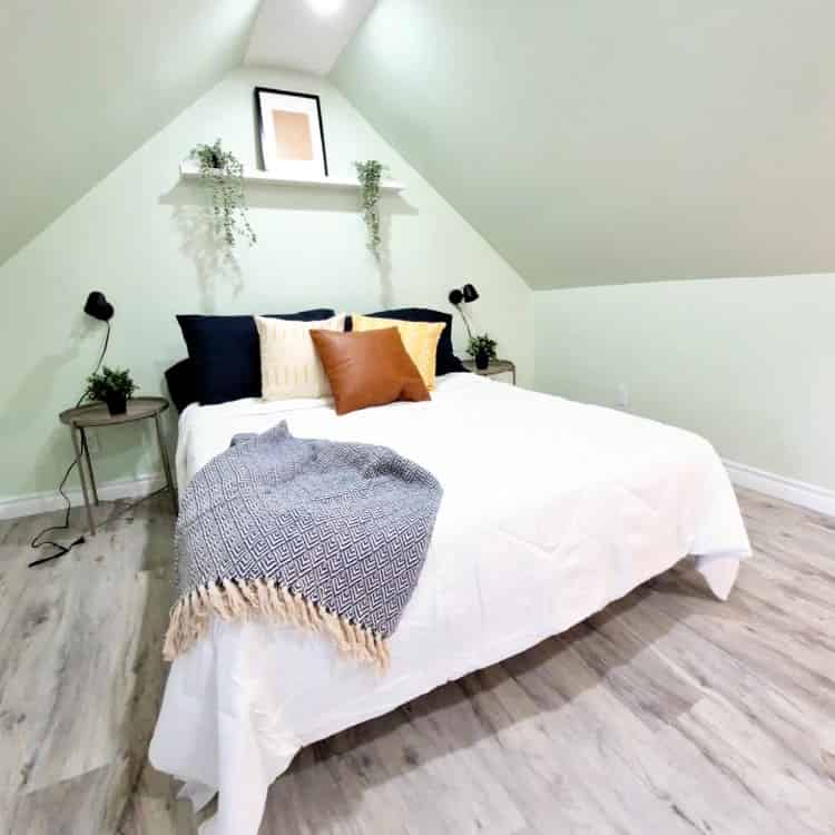 Bedroom?w=400&h=260&fit=crop&q=40&auto=format&trim=auto