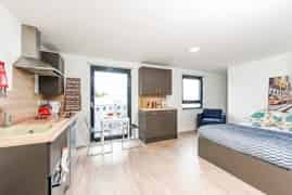 Exterior?w=400&h=260&fit=crop&q=40&auto=format&trim=auto