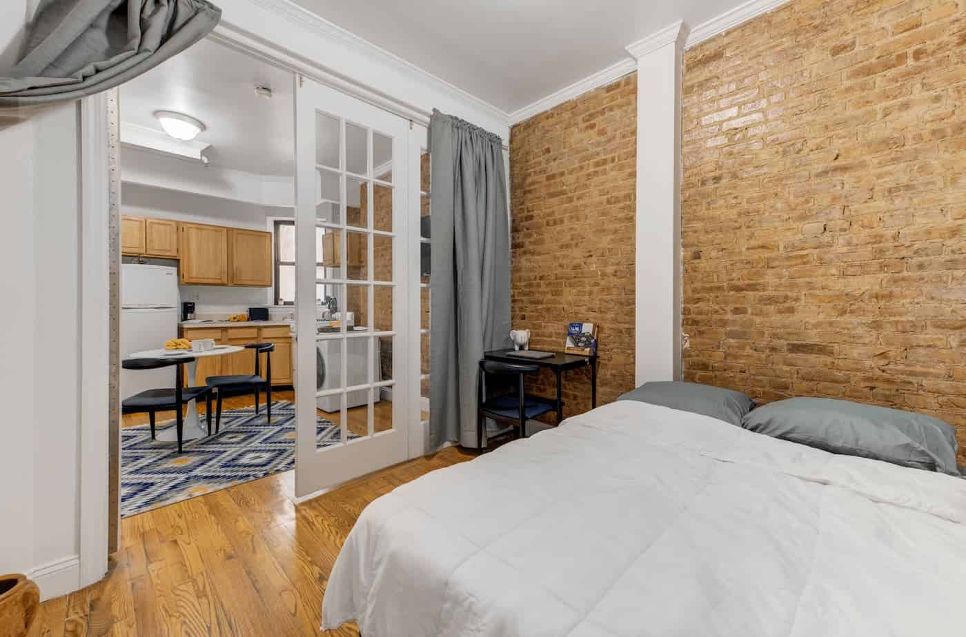 Bathroom?w=400&h=260&fit=crop&q=40&auto=format&trim=auto