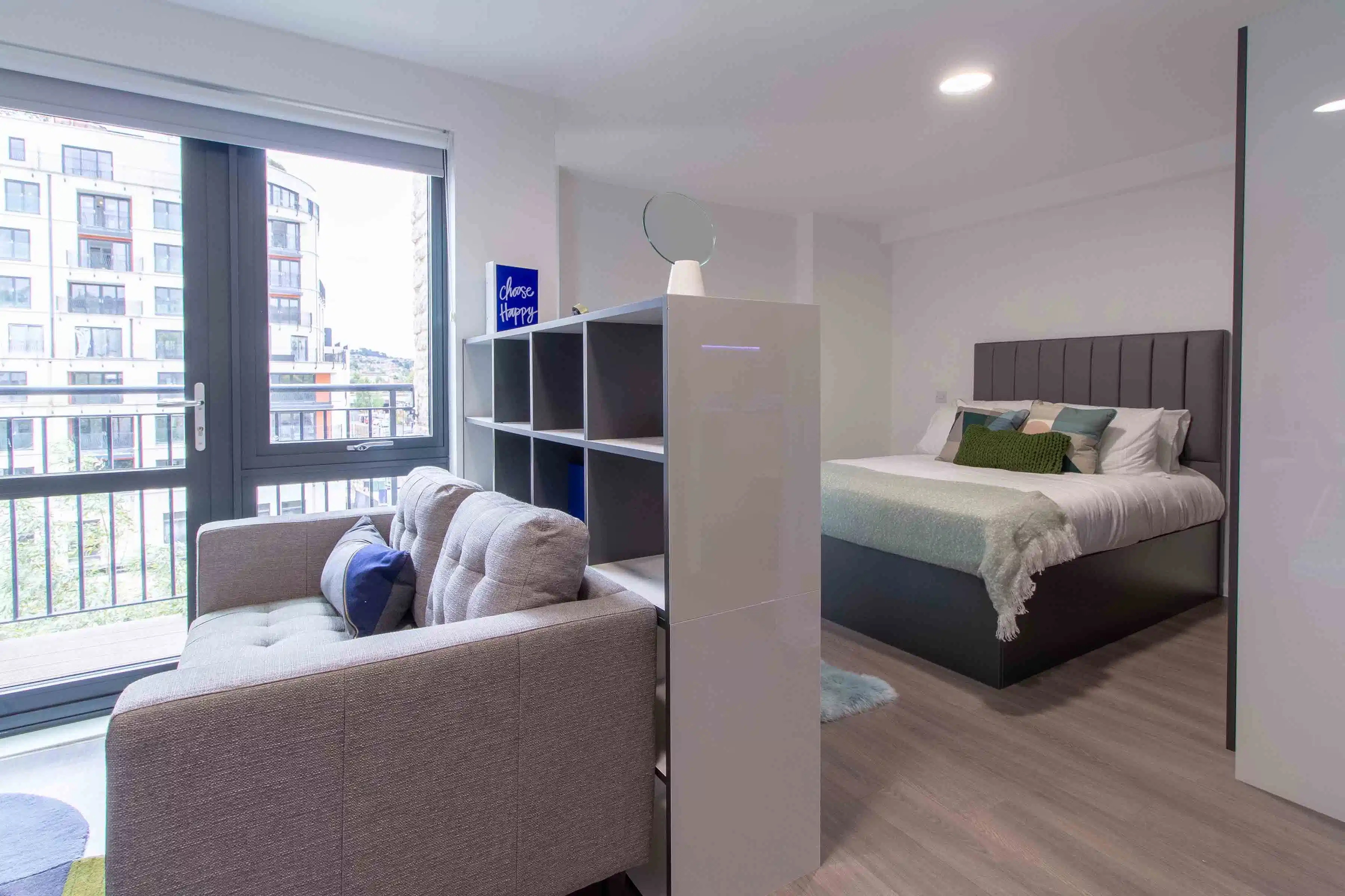 Exterior?w=400&h=260&fit=crop&q=40&auto=format&trim=auto