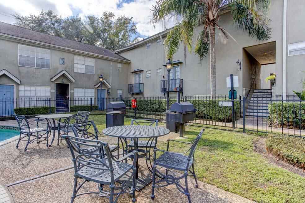 Common Area?w=400&h=260&fit=crop&q=40&auto=format&trim=auto