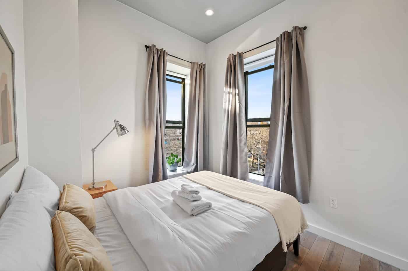 Exterior?w=400&h=260&fit=crop&q=40&auto=format&trim=auto