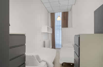 Amenities?w=400&h=260&fit=crop&q=40&auto=format&trim=auto