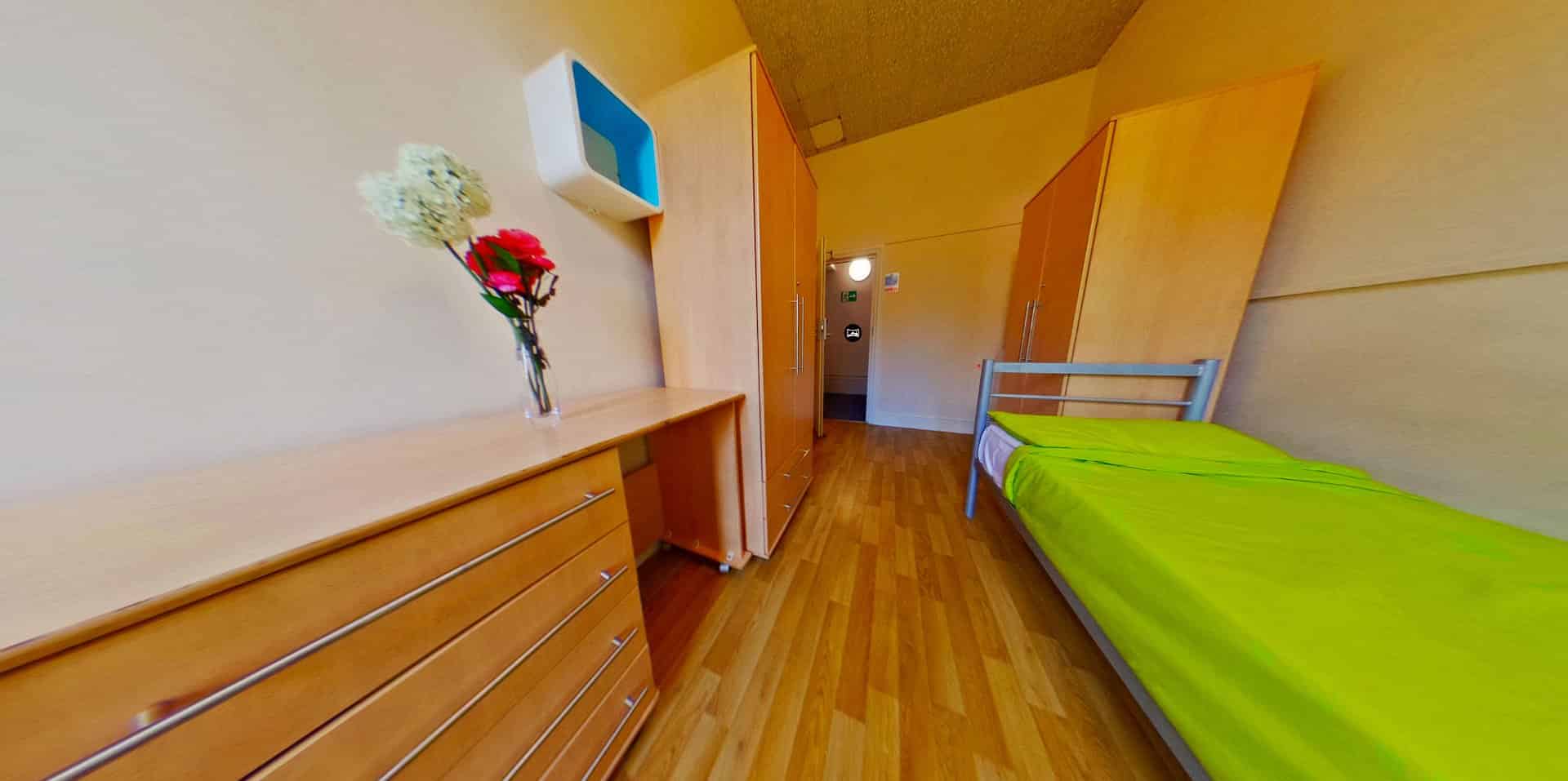 Exterior?w=400&h=260&fit=crop&q=40&auto=format&trim=auto