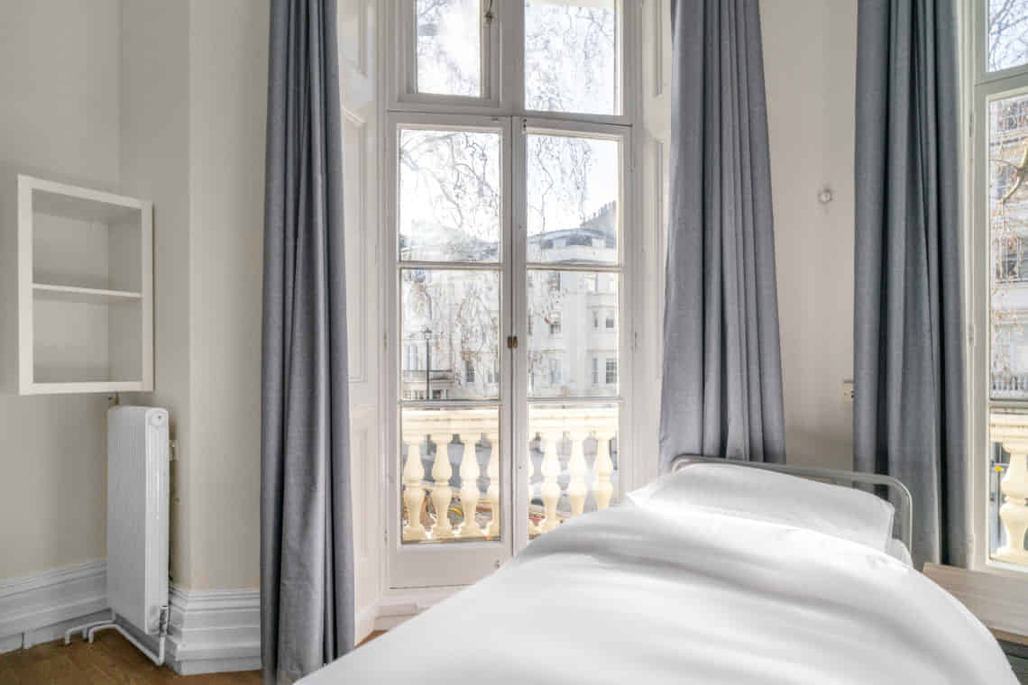 Exterior?w=400&h=260&fit=crop&q=40&auto=format&trim=auto