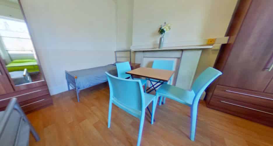 Exterior?w=400&h=260&fit=crop&q=40&auto=format&trim=auto