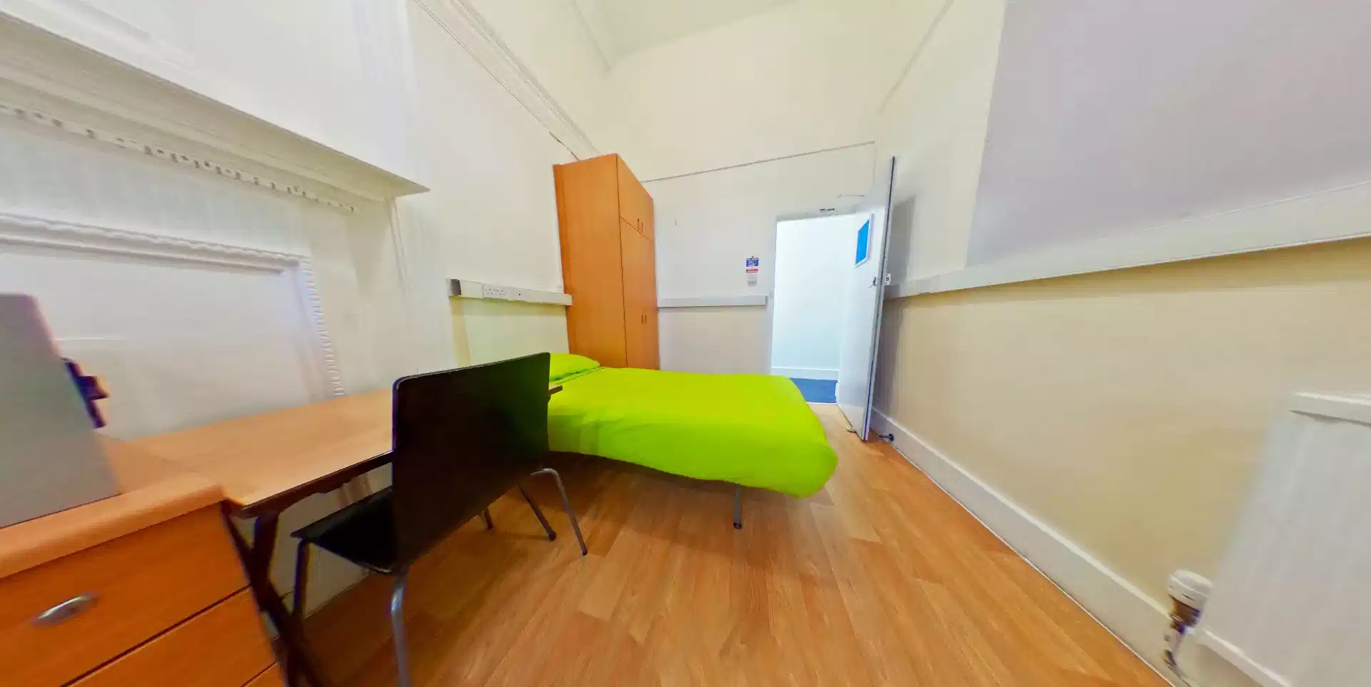 Exterior?w=400&h=260&fit=crop&q=40&auto=format&trim=auto