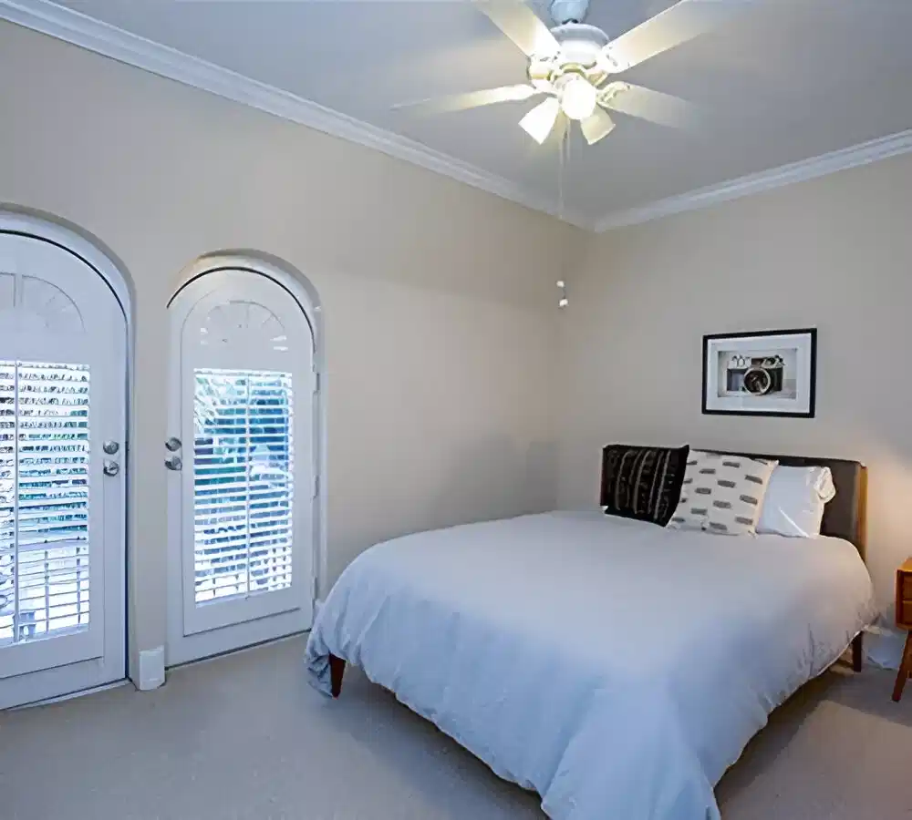 Exterior?w=400&h=260&fit=crop&q=40&auto=format&trim=auto